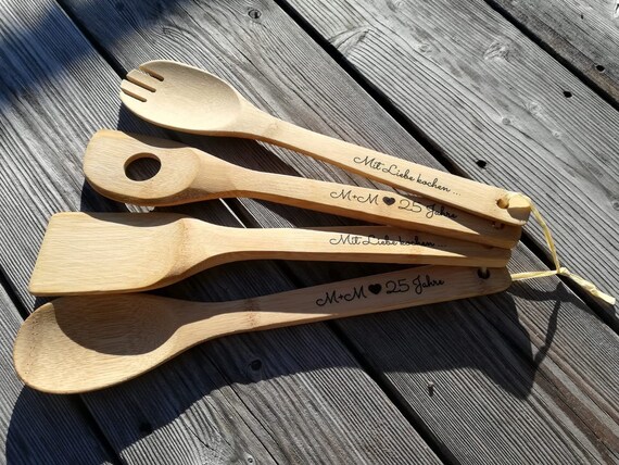 Bambus Kochlffel gelasert 4er-Set "Mit Liebe kochen" aus Bambus, mit einem  Spruch nach Wunsch oder Namen, Geschenk fr Kche, Hochzeit - Etsy  sterreich