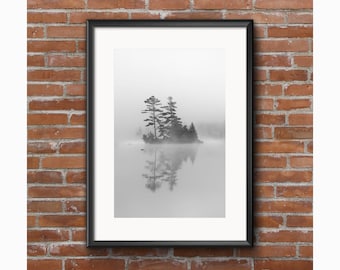 Impression paysage île brumeuse, photographies noir et blanc, silhouette de pin brumeux, image verticale, beaux-arts ou option toile, art mural