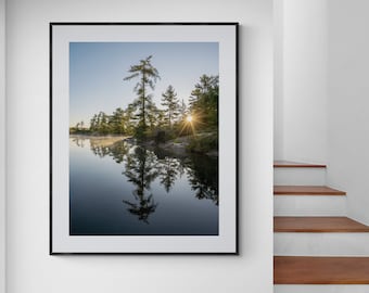 Silueta de pino al amanecer: Impresión fotográfica de paisaje de lago canadiense