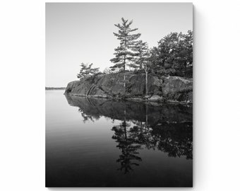 Calm Lake Print, Photographie de la nature, Image verticale d’un arbre en noir et blanc, Ontario Canada, Options de photo d’art ou de toile, Art mural de chalet