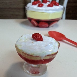 Miniatur-Eisbecher im Maßstab 1:6. Individuelles Dessert in Eisbecher. Puppen und Dioramen. Handgemacht mit Ton