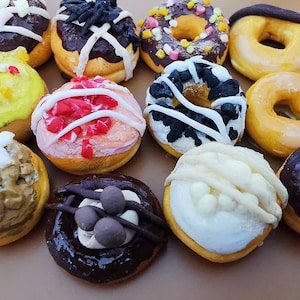 Cibo in argilla in miniatura. Set da 12 ciambelle. In scatola. Scala 1:6. Adatto per bambole di moda e diorami.