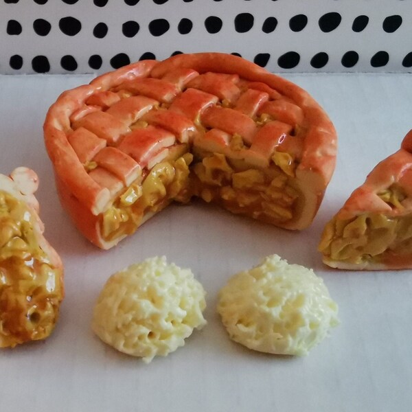 Comida de arcilla en miniatura. Tarta de Manzana con 2 rebanadas y helado. Escala 1/6 Escala 1:6. Adecuado para muñecas de 11/12" y Diorama y juegos.