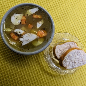 Miniatur 1/6 Scale Hühnersuppe mit Brot. Passend für 11/12"Puppen und Dioramen. Handgefertigt aus Modelliermasse.