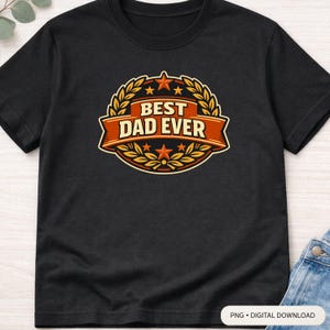 Op de afbeelding: Zwart t-shirt met een cirkelvormig embleem met de tekst "BEST DAD EVER". Het embleem heeft een gouden lauwerkrans, sterren en een rode banner. Het ontwerp is een digitale download.