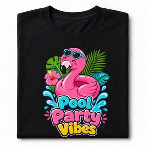 Op de afbeelding: Zwart T-shirt met een roze flamingo met een hartvormige zonnebril. De flamingo staat tegen tropische bladeren, een hibiscusbloem en waterspetters. De tekst "Pool Party Vibes" staat in kleurrijke letters.