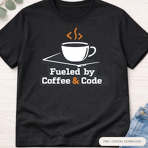 Può includere: T-shirt nero con grafica bianca di una tazza di caffè e simboli di codice sopra il testo "Fueled by Coffee & Code". Il design include vapore arancione e testo in bianco.