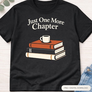 Op de afbeelding: Zwart t-shirt met de tekst "Just One More Chapter" boven een stapel van drie boeken en een koffiekopje. Het bovenste boek is oranje, het middelste boek is zwart en het onderste boek is beige.