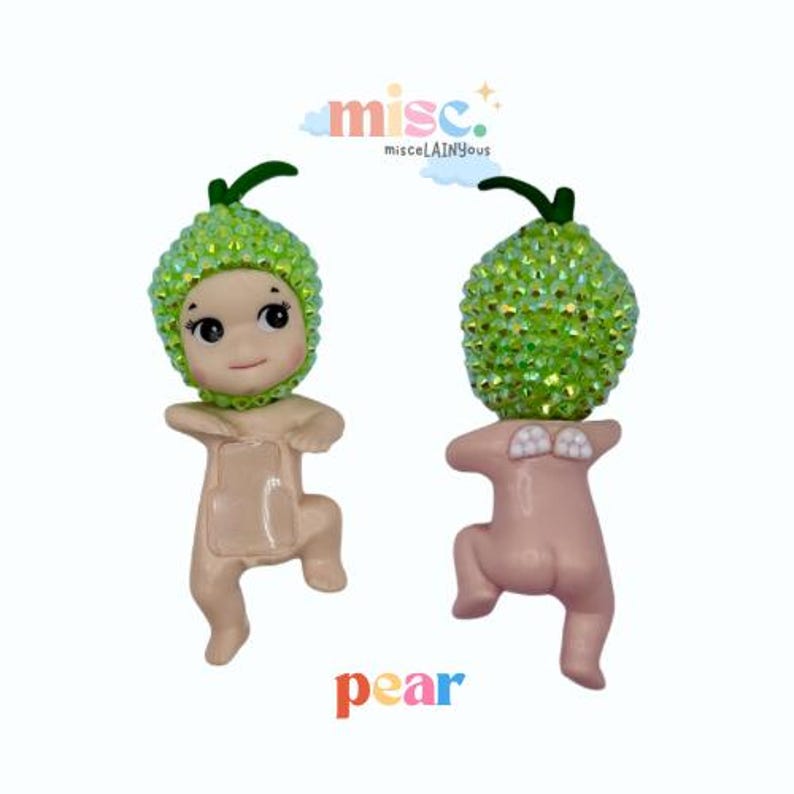 Puede incluir: Dos figuras en forma de pera. Cada figura tiene una cabeza verde claro cubierta de cristales con un tallo verde. Los cuerpos son de color melocot&oacute;n claro. La palabra "pear" est&aacute; escrita en letras coloridas en la parte inferior.