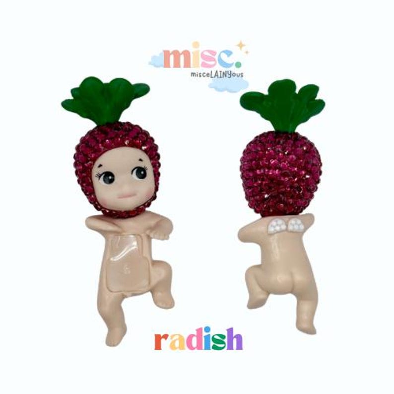 Puede incluir: Dos figuras con tem&aacute;tica de r&aacute;bano. Cada figura tiene una cabeza de r&aacute;bano roja, enjoyada, con hojas verdes. Las figuras tienen un tono de piel claro y est&aacute;n arrodilladas. La palabra "radish" est&aacute; escrita en letras coloridas.
