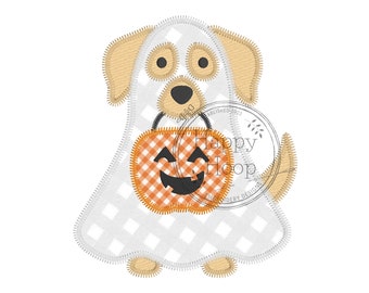 Peut inclure: Un chien fantôme blanc avec un visage et une queue couleur sable tenant une petite citrouille orange et blanche à carreaux avec un visage de citrouille.