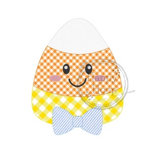 Könnte beinhalten: Ein Cartoon-Maisbonbon mit einem gelben, orangen und weißen Karomuster, das eine blaue und weiße gestreifte Schleife trägt. Das Maisbonbon hat ein lächelndes Gesicht mit zwei schwarzen Augen und rosa Wangen.