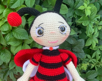 Poupée coccinelle, poupée au crochet