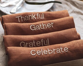 Un ensemble de serviettes en lin orange brûlé avec broderie / Décor de table de Thanksgiving / Serviettes en tissu de dîner en lin lavé / Cadeau de Thanksgiving