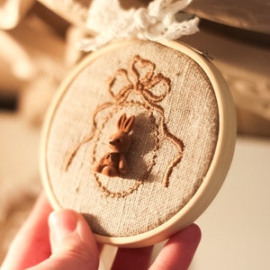 Babys erstes Ostergeschenk, personalisierter erster Oster-Baby-Korbfüller für Mädchen oder Jungen, benutzerdefinierter Babyname-Ostern-Andenken, gestickter Namensreifen