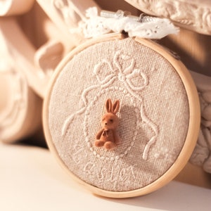 Benutzerdefinierte Stickrahmen Kunst, personalisierte Ostern Korb Stuffers, Primitive Leinen Ostern Ornament, rustikales Bauernhaus Ostern Kaminsims Dekor