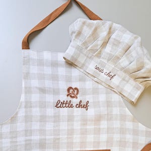 Leinen Backschürze und Kochmütze mit Croissant Stickerei - French Bakery Style, handgemachtes Geschenk für Bäcker und Gebäckliebhaber