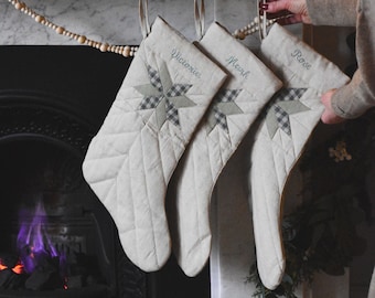 Personalisierter Weihnachtsstrumpf aus Leinen, Patchwork-Steppdecken-Dekor