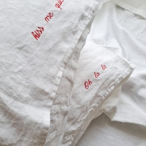 Op de afbeelding: Een set van drie keramische mokken met een gespikkelde, matte afwerking. De mokken zijn in de kleuren crème, lichtbruin en donkerbruin. Elke mok heeft een eenvoudig, minimalistisch ontwerp en een afgeronde handgreep.