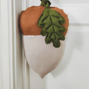 Almohada de bellota de lino con bordado / Cojín de lino de bellota / Decoración de vivero personalizada / Accesorios de dormitorio infantil / Vivero de estilo Scandi