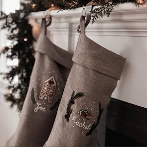 Rustikaler Leinenweihnachtsstrumpf mit handgesticktem Rehkitz, personalisierter natürlicher Leinenweihnachtsstrumpf, Waldweihnachtsstrumpf