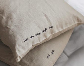 Set van 2 gepersonaliseerde linnen kussenslopen, geborduurd met jouw tekst, romantisch cadeau voor stel, jubileum, bruiloft, uniek Valentijnsdagcadeau