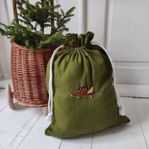 Versandfertig / Wiederverwendbare Leinenbeutel mit handgesticktem Reh / Bestickter Leinenbeutel / Leinenspielzeug / Leinen-Weihnachtsbeutel