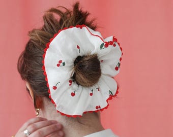 Huge White Linen Scrunchie – Cherry Print, Cottagecore Scalope Trim, Vintage Hair Tie, Soft Linen Scrunchy, Aesthetic Hair Accessory