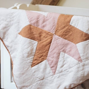 Handgemaakte linnen patchwork quiltdeken/natuurlijk linnen gewatteerde babydeken/patchwork muur decor/linnen quilt baby speelkleed