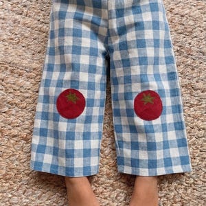 Blau karierte Leinenhose für Kleinkinder mit Tomaten Aufnäher