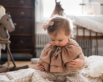 Großes Leinen Hand besticktes abnehmbares Halsband / Rüschen verstellbarer Kragen für Kinder und Erwachsene mit winzigen Amanitas / Mädchen Ostern Outfit