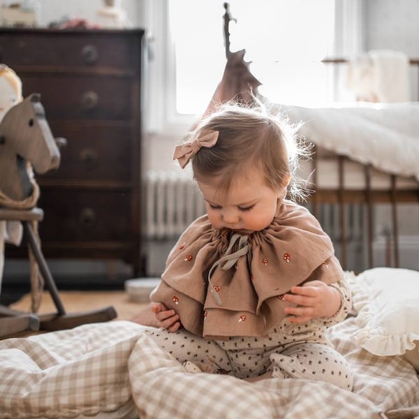 Énorme col détachable brodé à la main en lin / col réglable à volants pour enfants et adultes avec de minuscules amanites / tenue de Pâques fille