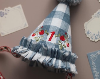 Baby Geburtstagshut bestickt – 1., 2., 3. Geburtstag, Erdbeer Gingham Party Hut, handgemachte individuelle Geschenk, Frühlings- und Sommer-Geburtstagsparty