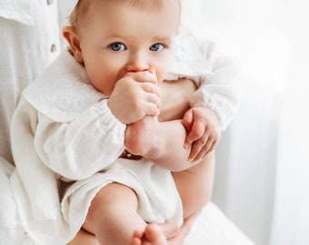 Heirloom handgefertigtes Taufkleid für Baby Mädchen, individuelles Taufkleid mit gesticktem Namen auf einem Kragen, weißes Leinen Babykleid,