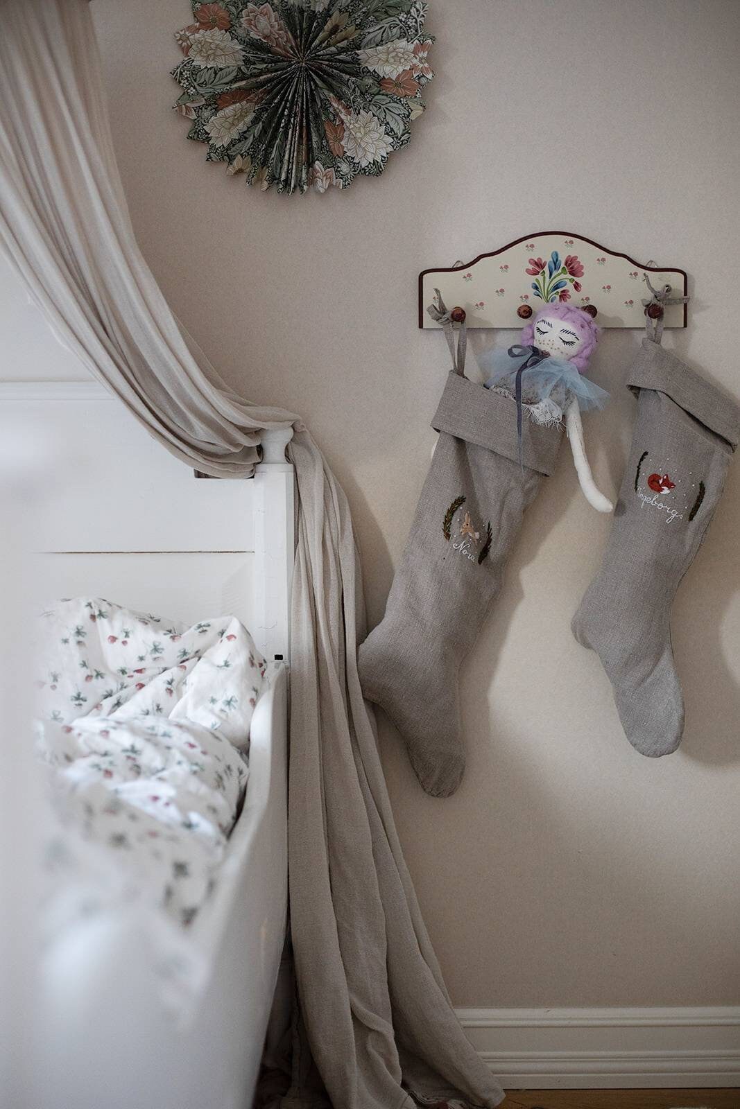 素朴なリネンのクリスマスストッキング、パーソナライズされた