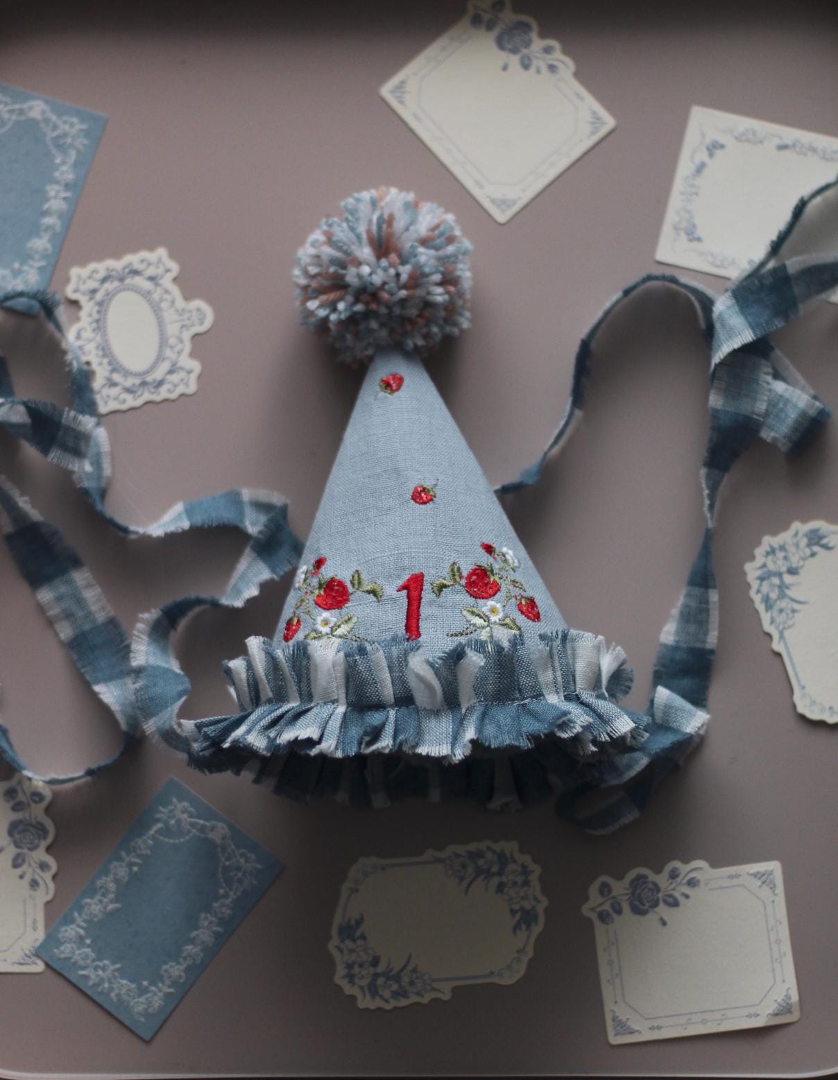 Gestickter Erdbeer-Geburtstagshut - Babys 1., 2., 3. Geburtstag, gestickter Partyhut, individuelles Geschenk, Cottagecore Geburtstags-Outfit