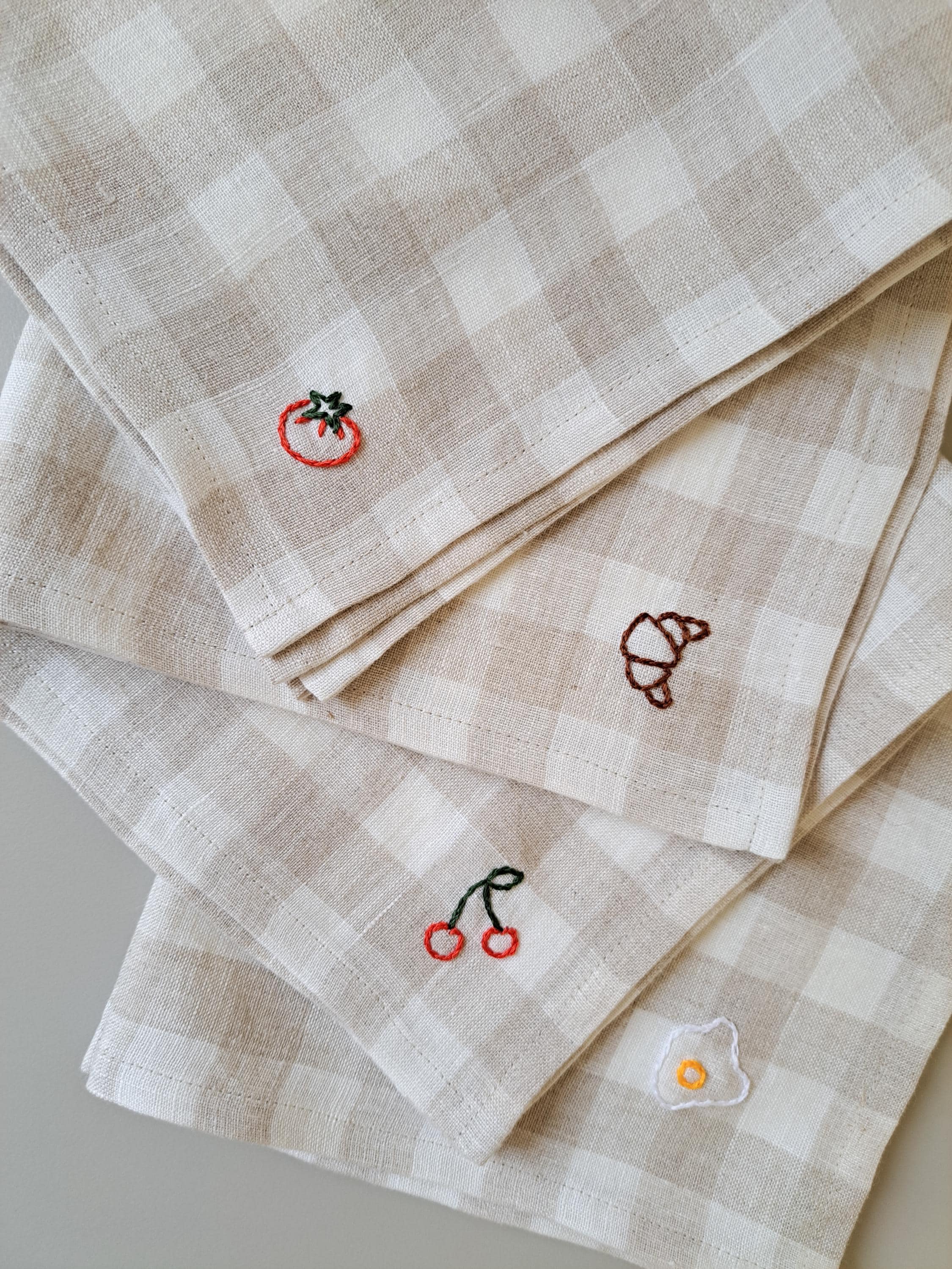 Embroidered Easter Napkin Set of 4 – Elegant Linen Napkins for Easter Table Decor, Spring Dining & Holiday Gift, Farmhouse Style Table Decor