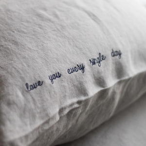 Set van 2 gepersonaliseerde linnen kussenslopen, geborduurd met jouw tekst, romantisch cadeau voor stel, jubileum, bruiloft, uniek Valentijnsdagcadeau