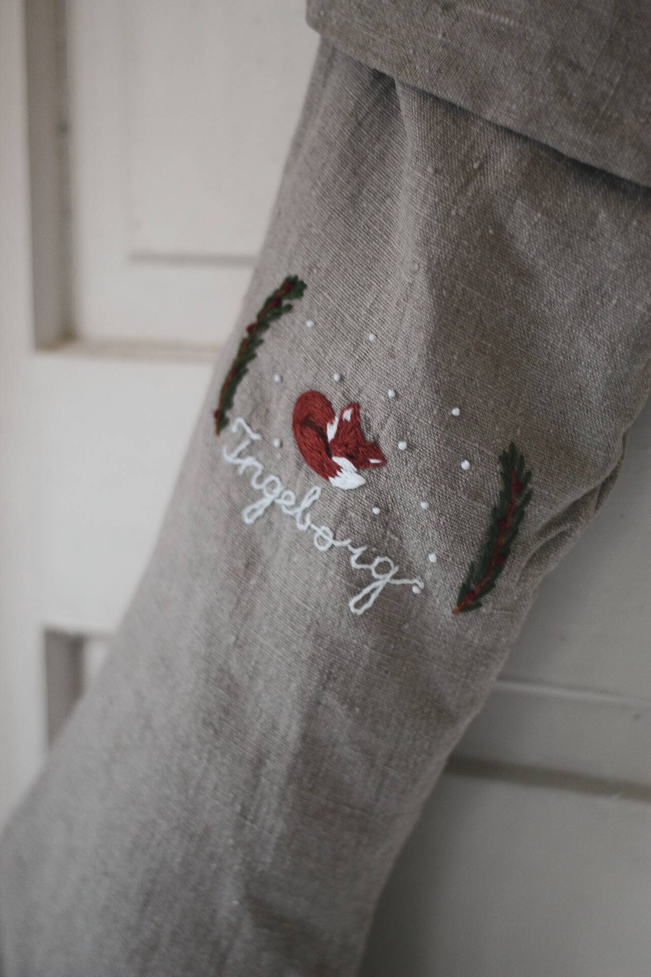 素朴なリネンのクリスマスストッキング、パーソナライズされた