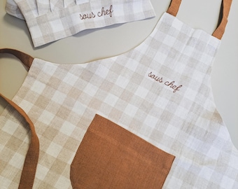 Personalisierte Gingham Leinen Kinderschürze & Kochmütze Set - Benutzerdefinierte Namensstickerei, Montessori Küchenaccessoire, ideales Geschenk für kleine Köche