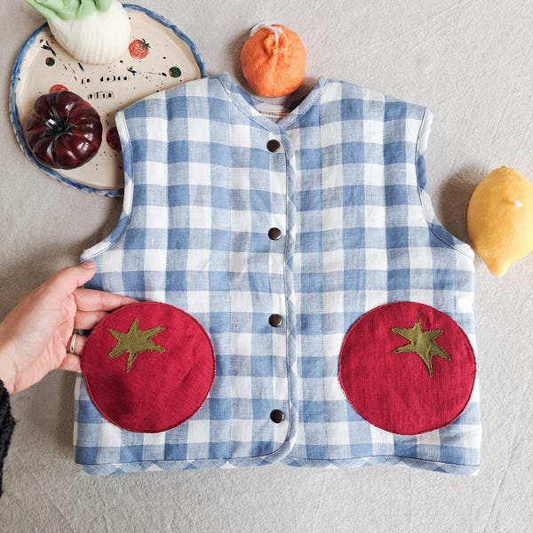 Gilet per bambini in lino a quadretti blu fatto a mano, con motivo a pomodorini e patchwork, un divertente completo primaverile per i più piccoli.