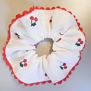 Huge White Linen Scrunchie – Cherry Print, Cottagecore Scalope Trim, Vintage Hair Tie, Soft Linen Scrunchy, Aesthetic Hair Accessory