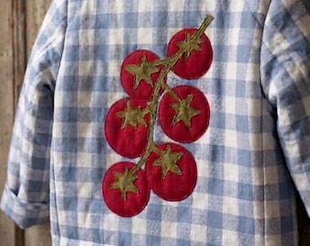 Handgemaakt gewatteerd linnen jack, blauwe gingham-tomatenpatchwork, lente-outfit voor kinderen