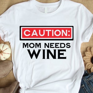 Attenzione mamma ha bisogno di vino, regalo festa della mamma, tazza di caffè, bicchiere di vino, file di taglio PNG SVG stampabile, Cricut e Silhouette, Download digitale