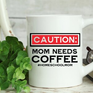 La mamma ha bisogno di caffè, mamma homeschool, regalo per la festa della mamma, tazza di caffè, coffee bar, file di taglio PNG SVG stampabile, Cricut Silhouette, Download digitale