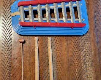 Xilofone antigo, provavelmente da década de 1960. Quase se desfazendo, uma bela peça de decoração.