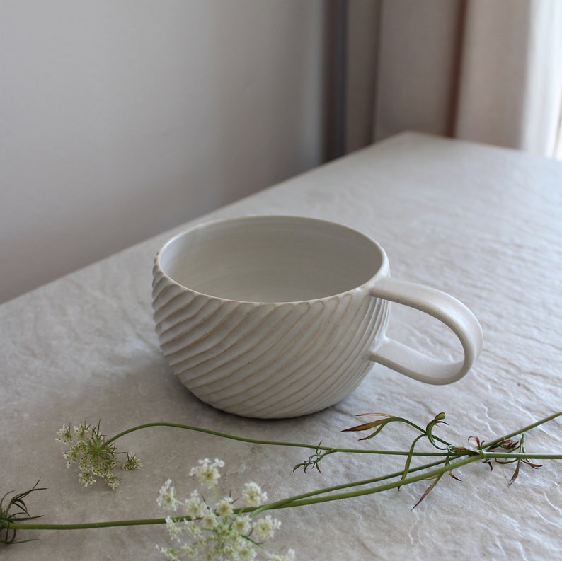 Taza de café de cerámica blanca, taza de gres hecha a mano, regalo para amantes del café, taza de té de cerámica artesanal con asa imagen 3