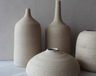 Vase en céramique fait main - récipient en grès minimaliste