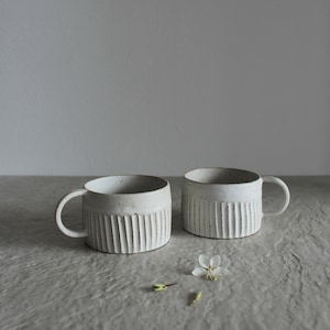 Weiße Matte Keramik Kaffeetasse Muster Handgemachte Steinzeug Tasse Kaffee-Liebhaber-Geschenk für Sie Artisan Keramik Teetasse mit Griff Souffle
