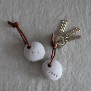 Key Chain Ceramic Oil Diffuser Stones Essential Oil Diffuser Stone Air Freshener Stone Spa Fragrance Diffuser Car Pendant Aromatherapy Scent